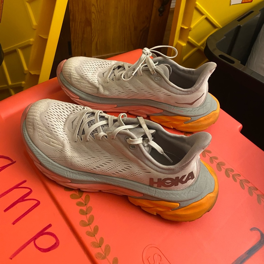 HOKAS